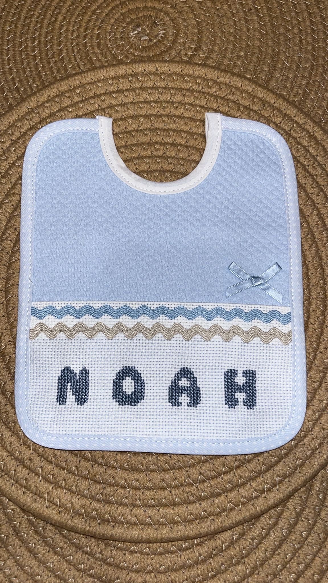 Babero personalizado bordado en punto de cruz