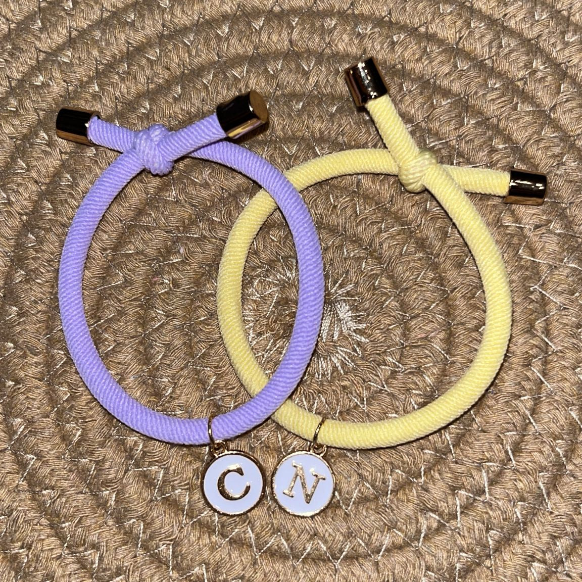 Pulsera de nudo con inicial